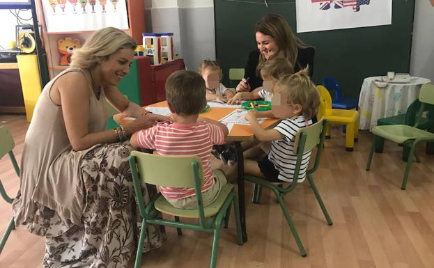 La consejera, en una vista a una escuela infantil.