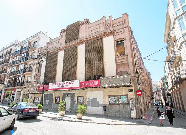 Fachada principal del Cine Central, en la Plaza de la Merced.