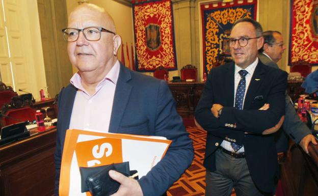 Manuel Padín, en primer plano, durante un Pleno municipal.