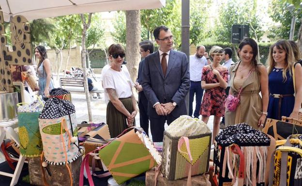 El alcalde Ballesta, en la inauguración del mercadillo.