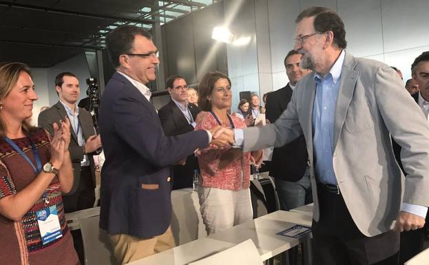 Ballesta saluda a Rajoy durante el encuentro.