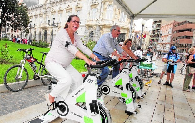 Castejón pedalea durante un reto solidario a favor de los refugiados, celebrado ayer en la Plaza del Ayuntamiento.