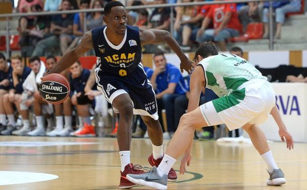 Charlon Kloof maneja el balón ante el Divina Seguros Joventut.