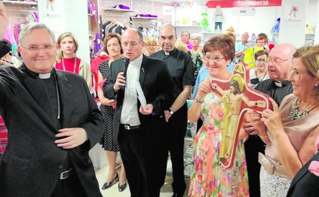 El obispo, en el momento de la bendición a la tienda de Cáritas.