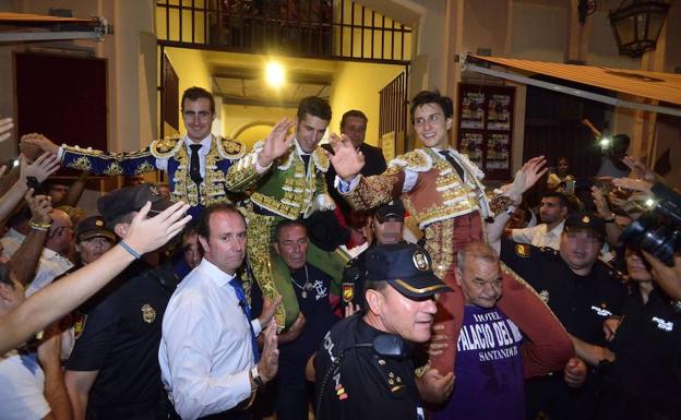 El Fandi, Talavante y Roca Rey salen a hombros de la Plaza de Toros de Murcia.