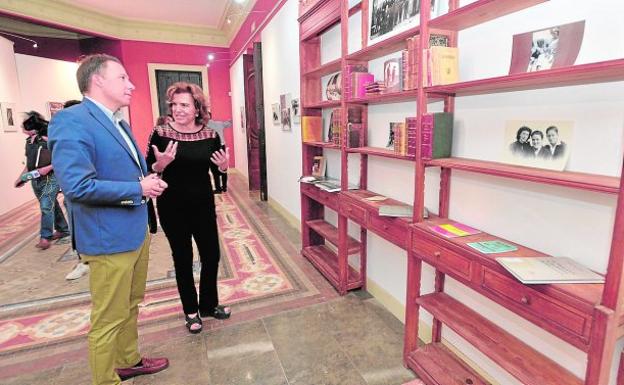 El alcalde, Fulgencio Gil, y la exministra Susana Pinilla, ayer, visitando la exposición. / P. A. / AGM