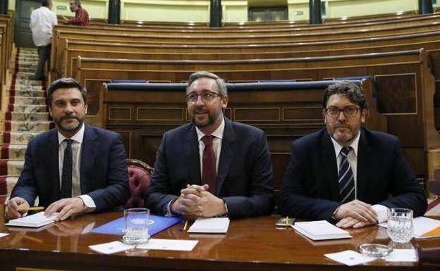 Los tres parlamentarios encargados de defender la reforma del Estatuto, ayer en el Congreso.