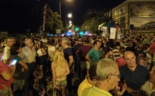 Vecinos durante la concentración.