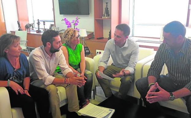 El comité de empresa de Limusa con el concejal Juan Francisco Martínez y el alcalde en el despacho de este último, ayer.