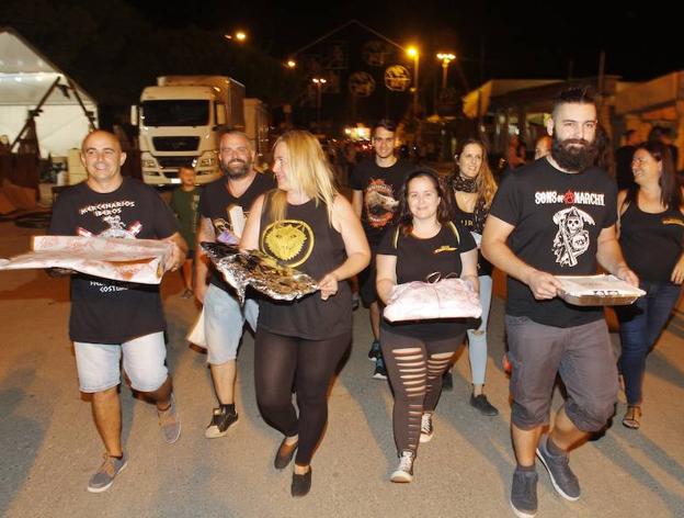 Mercenarios Íberos, cargados con viandas, de camino a la inauguración de su campamento, anoche./Pablo Sánchez / AGM