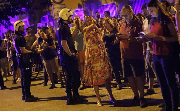 Los miembros de la Plataforma junto a la Policía.