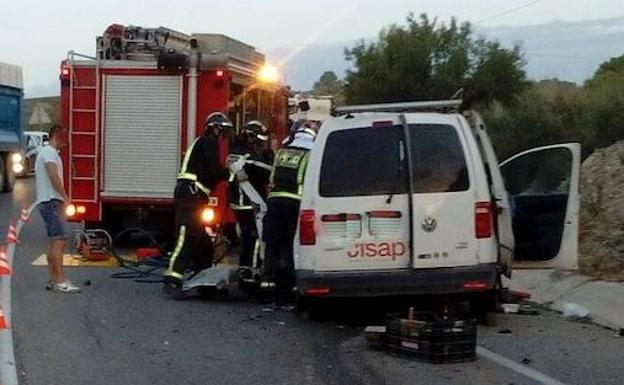 Los bomberos rescatan al conductor de la furgoneta.