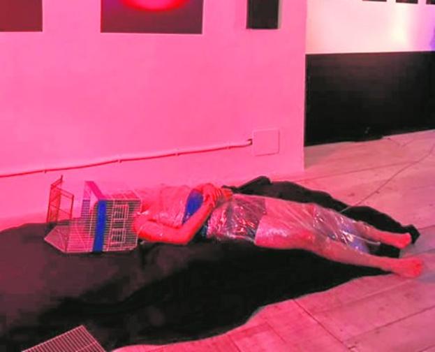 Imagen de la 'performance' que acompañó la inauguración de la muestra en el espacio Loft 113 de Murcia.