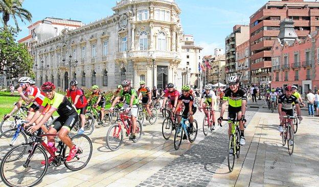 Marcha ciclista, en mayo pasado, junto al Palacio Consistorial.