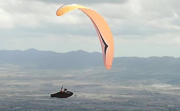 Un parapente sobrevuela Lorca durante XXI Concentración Nacional de Parapente.