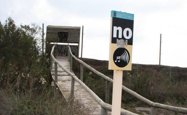 Observatorio de aves junto a las salinas.