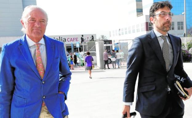 El expresidente de Adif, Gonzalo Ferre, ayer, llegando a la Ciudad de la Justicia de Murcia junto a su abogado.