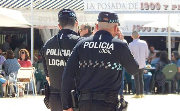 Dos agentes de la Policía local de Talavera./