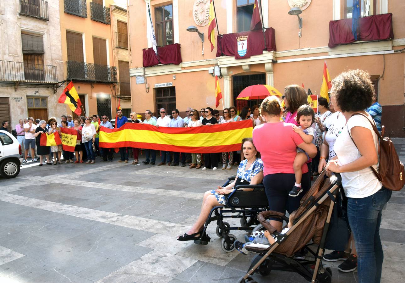 Vecinos en la Plaza Vieja de Abarán.