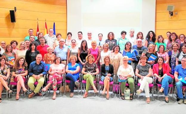 Los concejales de Servicios Sociales y directores de centros municipales, ayer, con la consejera. / CARM
