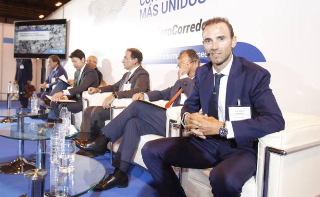 El ciclista Alejandro Valverde, en primer plano, en uno de los paneles./Martínez Bueso / AGM