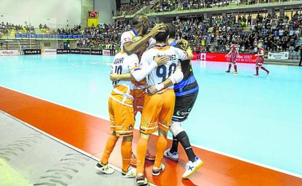 Los jugadores del Plásticos Romero celebran un gol, el sábado. /P. S.