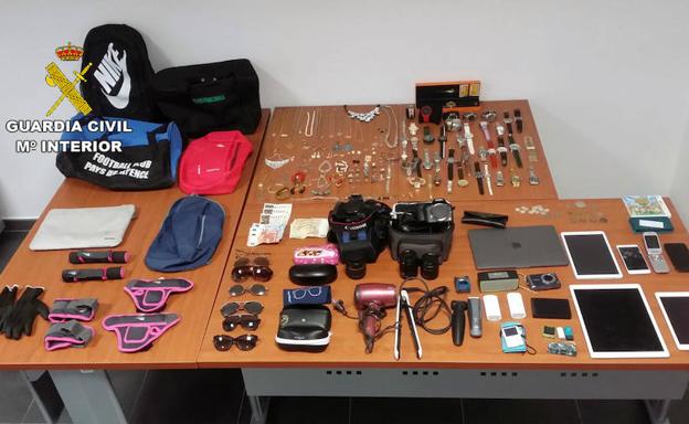 Los objetos, joyas, dinero y aparatos incautados./Guardia Civil