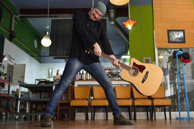 Alberto del Cerro agita una guitarra en su restaurante, El Pollo Rockero./Guillermo Carrión / AGM