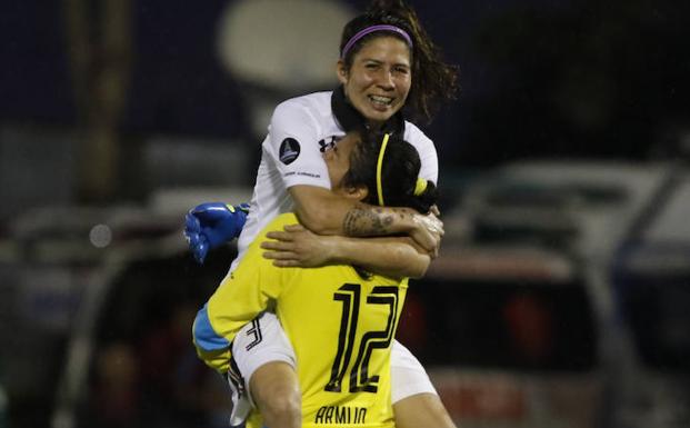 Carla Guerrero (i) y Carolina Armijo celebran un gol del Colo Coloa chileno contra el River Plate argentino. /Andrés Cristaldo (Efe)