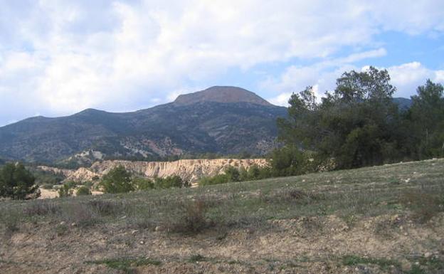 El cejo de la Peña Rubia parece una aleta de tiburón que emerge de la sierra./