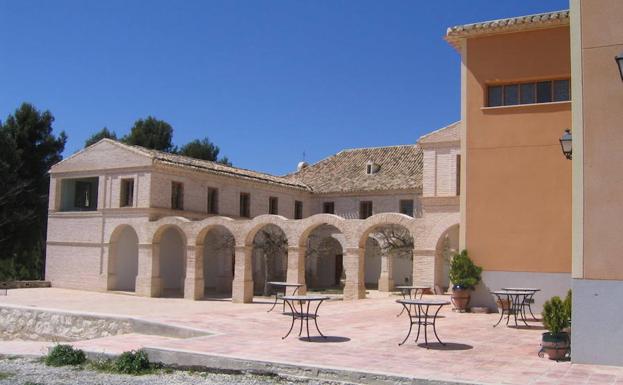 Casa Cristo, donde podemos comer, dormir y visitar el Centro de Interpretación del Arte Rupestre.