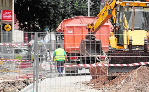 Un operario, ayer junto a un camión y una excavadora, en las obras de remodelación de la calle Licenciado Cascales, en el casco histórico de Cartagena./Pablo Sánchez / AGM