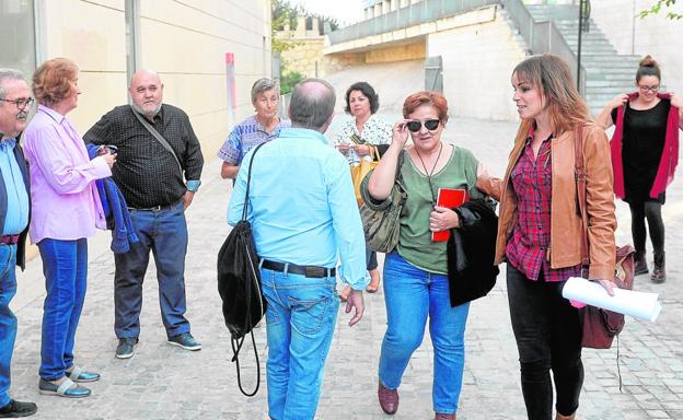 La concejal de Juventud y Cooperación al Desarrollo, Rebeca Pérez (d), con representantes de las ONG y de colectivos de ayuda a personas desfavorecidas./Nacho García / AGM