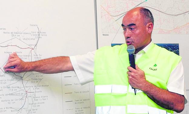 Santiago Cobo, en Murcia en 2008, explicando una de las obras de la línea del AVE./Israel Sánchez/ AGM