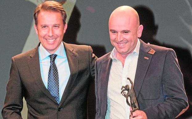 Fulgencio Gil Jódar, alcalde de Lorca, tras entregar el premio Promoción Empresarial a Color Q. /CCL