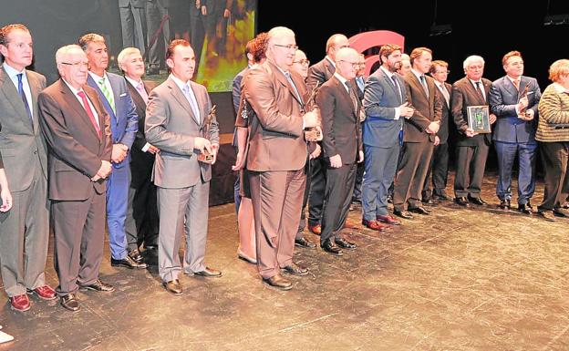 Autoridades y premiados en la tradicional foto de familia posterior a la entrega de los premios./P. Alonso