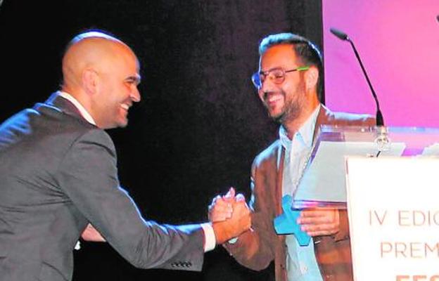 David Martínez (d) recibe el premio, el pasado miércoles en Bilbao./A. C.