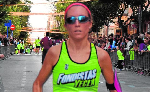 Eduardo Pascual y Beatriz Román, ganadores de la XI Carrera Popular Ciudad de Yecla en categoría absoluta./Alfonso Egea