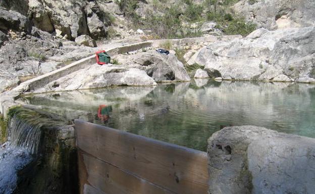 Agua limpia y templada en la poza termal de Somogil.