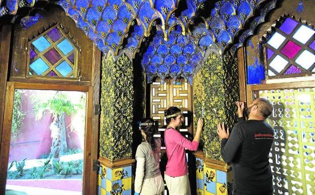 Restauradores en la Casa Vicens de Barcelona. / Enric Fontcuberta / EFE