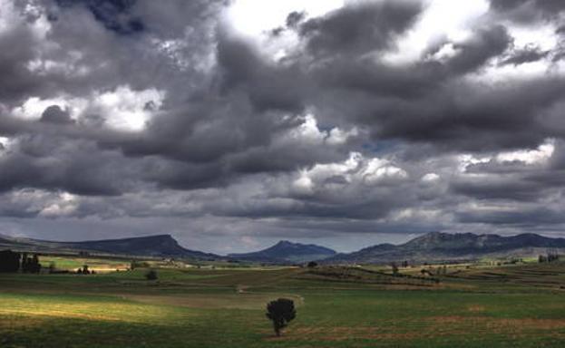 Atardecer con nubes en los campos de El Sabinar./
