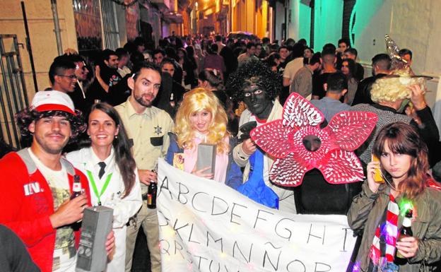 Grupos de jóvenes disfrazados, durante la noche de Halloween, en la calle Cuatro Santos./Pablo Sánchez / AGM