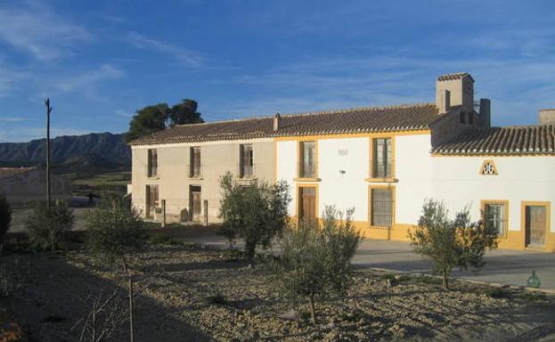 El caserío de los Baños de Gilico, al pie de la carretera, se conserva en buen estado.