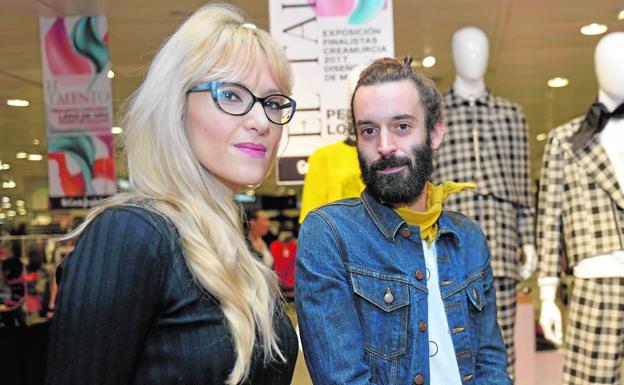 Dos de los ganadores del CreaMurcia, Nuria Noguera y Pedro Lobo, ayer, frente a sus diseños en El Corte Inglés de Murcia./Javier Carrión / AGM