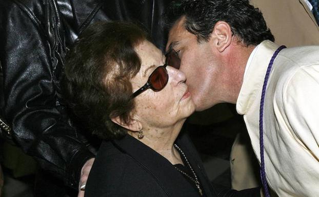Antonio Banderas besa a su madre en una imagen de archivo. /