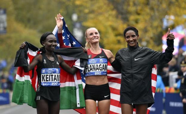 Shalane Flanagan (c) celebra su victoria en el maratón de Nueva York. /USA Today Sports.