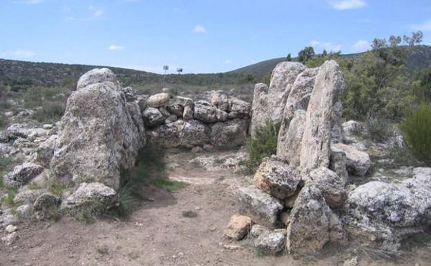 Vista frontal del monumento funerario megalítico.