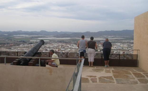 Visitantes en la cubierta del castillo de Águilas