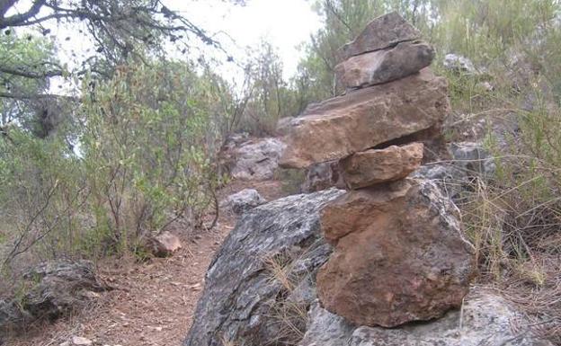 Hitos de piedra marcan el buen camino.