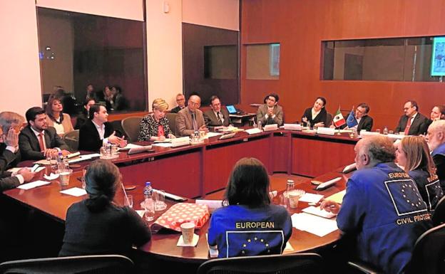 Técnicos de Cultura, de espaldas, en una de las reuniones. /La Verdad